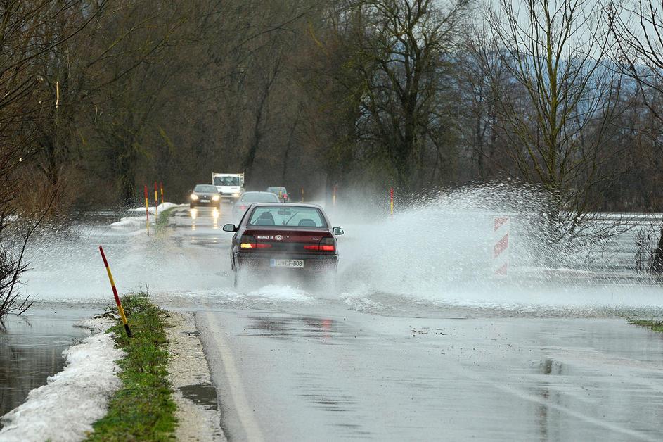 Pretoki rek po državi se umirjajo, poplavljata le še Krka in Ljubljanica. (Foto: