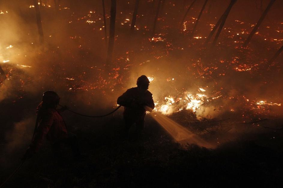 Portugalski gasilci se borijo z obsežnimi požari.