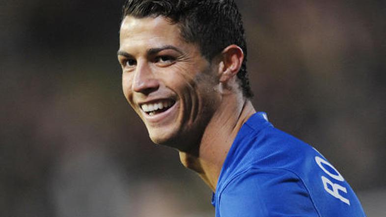 Po Cannavaru (2006) in Kakaju (2007) je zlato žogo za leto 2008 prejel Ronaldo.