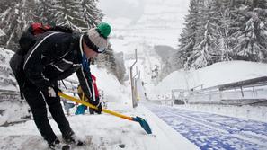 Kulm Bad Mitterndorf skakalnica letalnica čiščenje kidanje lopata delavec