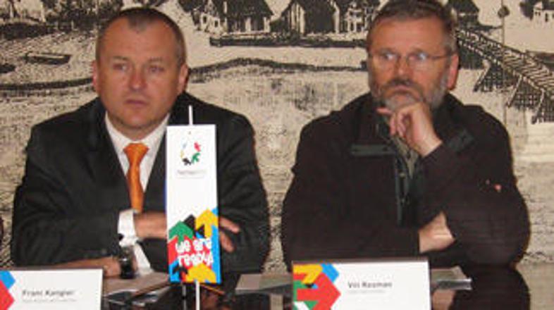 Vili Rezman (desno) še ne ve, do kdaj bo cesta zgrajena.