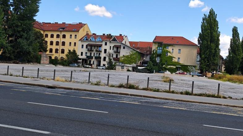 Parkirišče NUK II sredi julija sameva