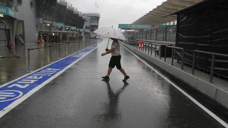Takole se je v četrtek popoldne v Sepangu že zdvijala prva nevihta. (Foto: EPA)