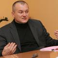 "Gospod Frangež, vam ni nerodno, da ste še poslanec, pa se derete čez mizo? Dvig