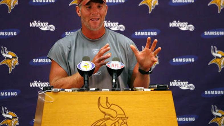 Brett Favre na torkovi novinarski konferenci. Takoj po njej je že treniral z Vik