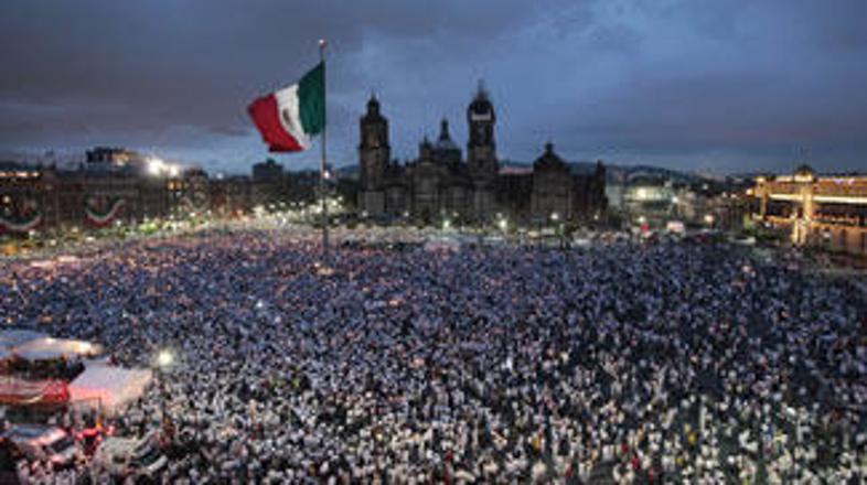 Največ ljudi se je zbralo na trgu Zocalo v prestolnici Mehike.