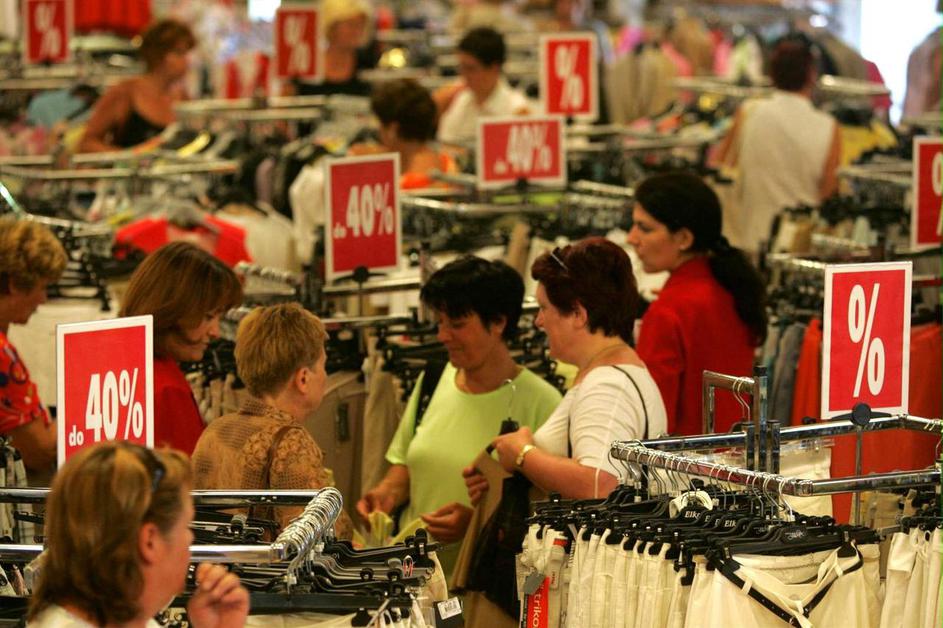 Trgovci bodo največ izdelkov znižali za 30, 40 ali 50 odstotkov. (Foto: BOBO)