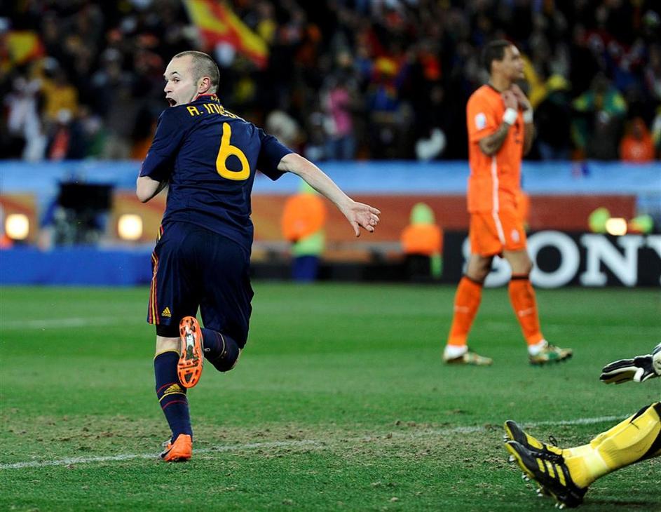 Iniesta pred medvedom ni zbežal. (Foto: Reuters)