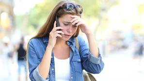 Zaskrbljena punca na telefonu