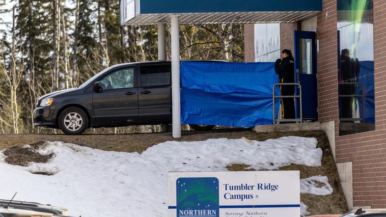 policija pred šolo v Tumbler Ridgu, kjer je prišlo do streljanja