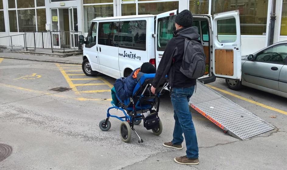 Pritrjevanje invalidskega vozička v avtomobilu