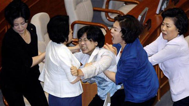 Poslanke pri pretepu niso zaostajale za svojimi moškimi kolegi.