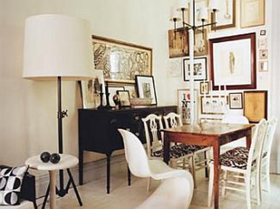 Lesena miza naravne barve in beli leseni ter plastični stoli? Kombinacija, nad k