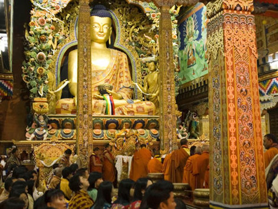 Kronanje je potekalo v palači v glavnem mestu Thimp.