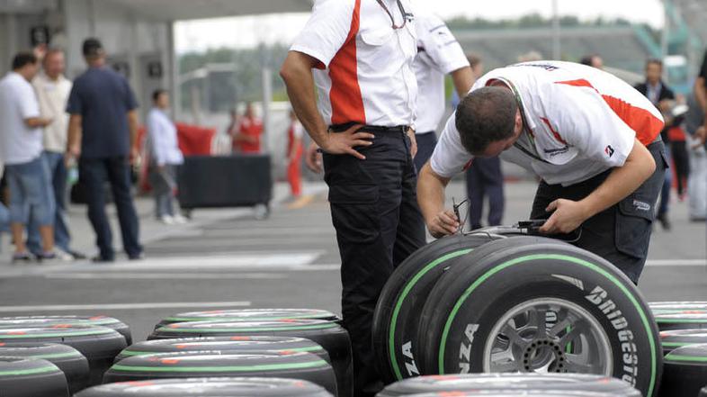 Bridgestone bo moštvom formule 1 pnevmatike dobavljal le še eno leto. FOTO: AFP