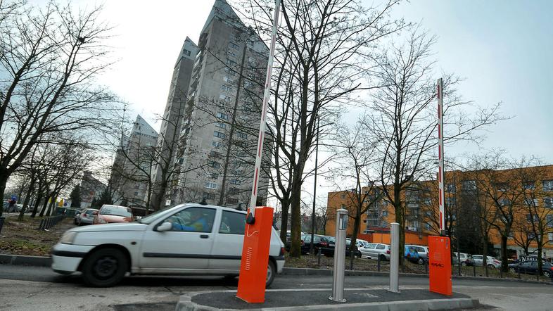 Zapornice bodo postavljene ob vstopih v naselje ob Vojkovi cesti, delovati pa bo