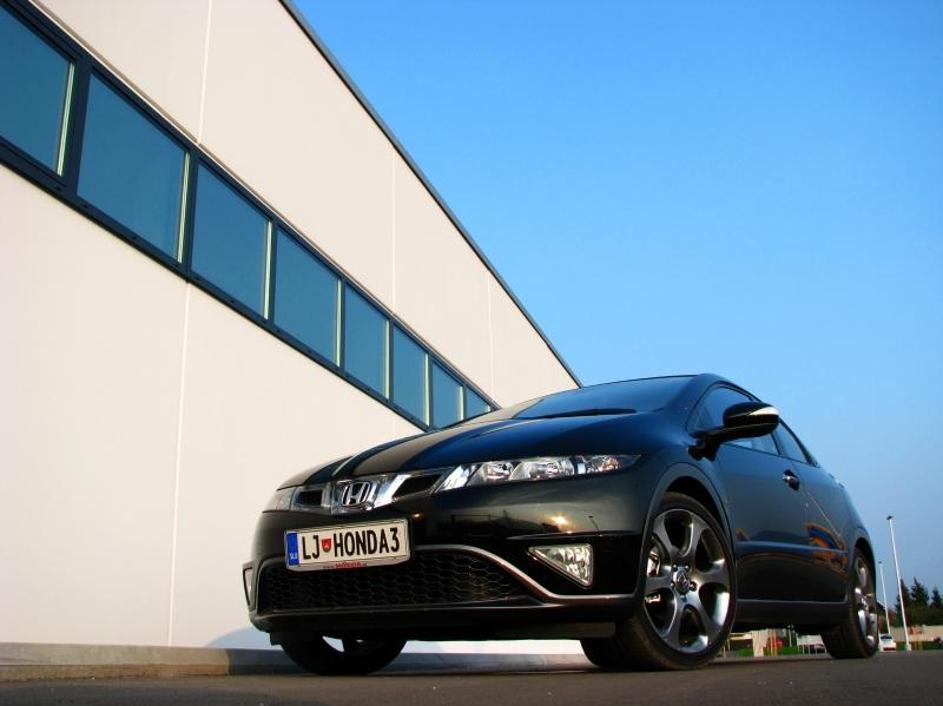 Civic po videzu in v veliki meri tudi po voznih lastnostih ostaja mali športni k