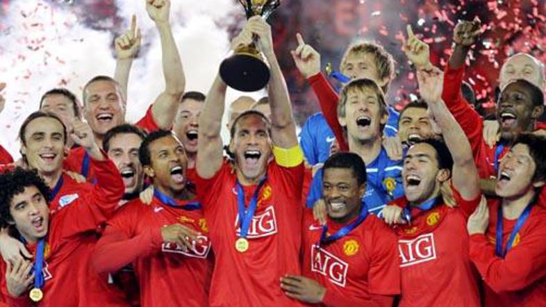 Rio Ferdinand je visoko v zrak dvignil pokal, ki je namenjen najboljši ekipi na 