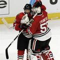 Corey Crawford in Duncan Keith se veselita pomembne zmage Hawksov. (Foto: Reuter