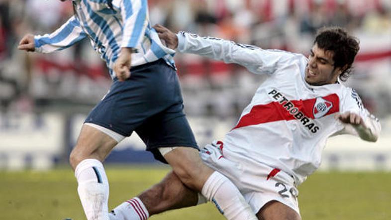 Adriano Bastia (levo) je v grškem prvenstvu dobil rdeči karton za prekršek nad g