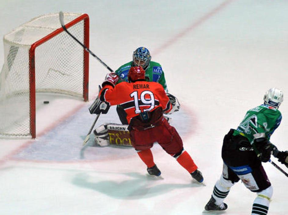 Jeseniški hokejisti so kar sedemkrat zatresli mrežo večnih rivalov.