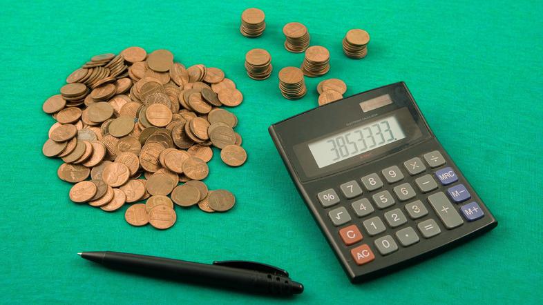 kup kovancev kalkulator na mizi
