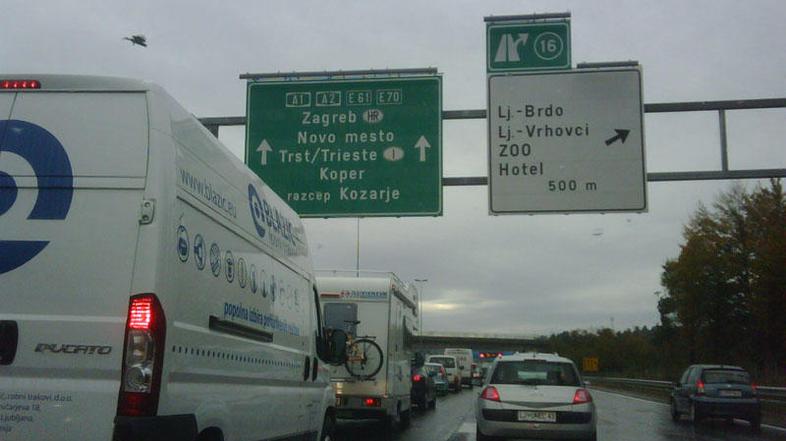 Na ljubljanski obvoznici zaradi del nastajajo zastoji. © Matej Košir