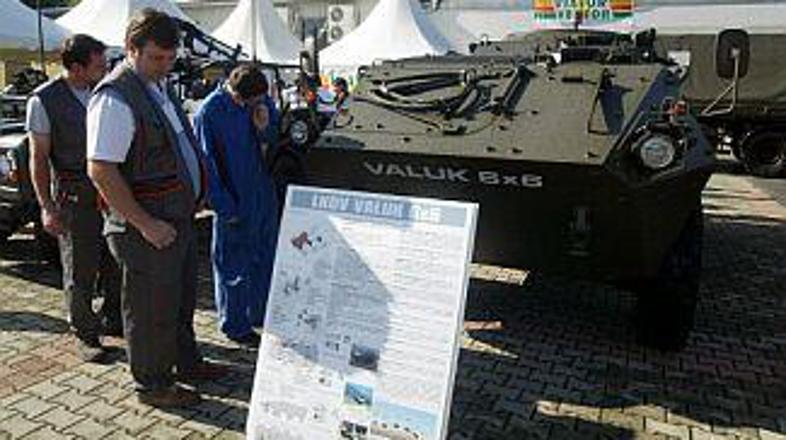 Nakupi orožja so pogosto sporni.