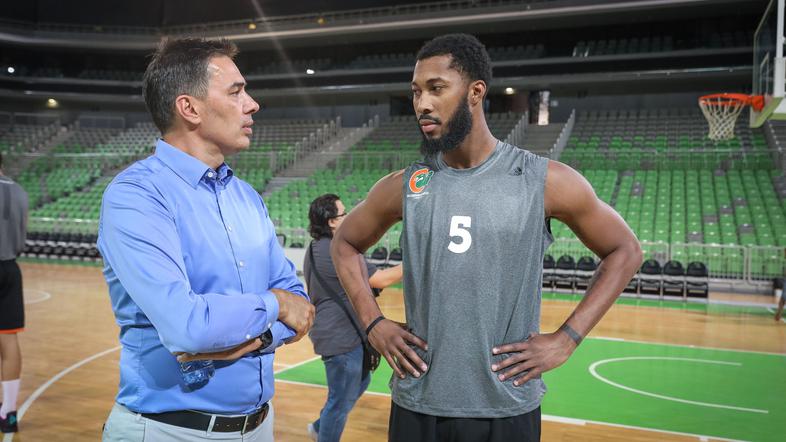 Davor Užbinec, Mikael Hopkins