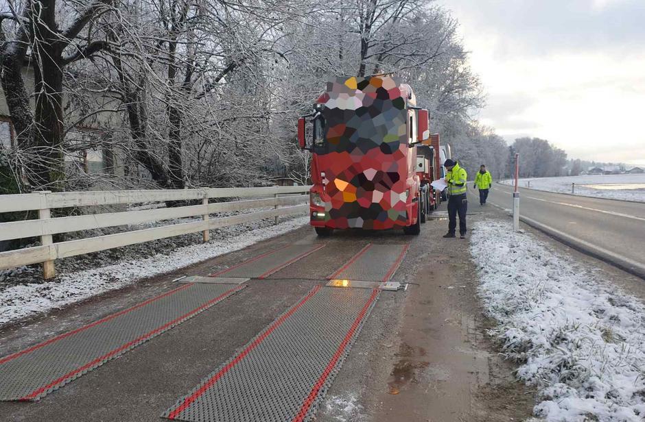 Tovorno vozilo, nadzor tovornega prometa, PU Kranj | Avtor: PU Kranj