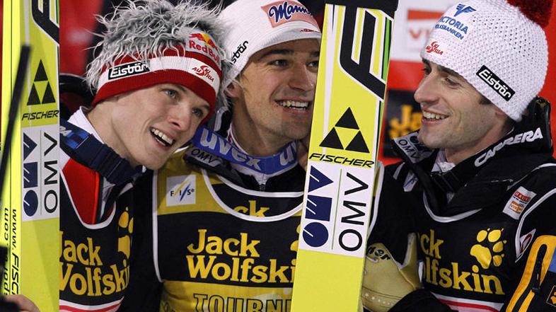 Andreas Kofler (v sredini) se je z rojaki Avstrijci takole veselil lanskoletne s