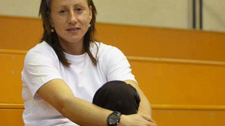 Tanja Oder kljub zrelim letom nikakor ni za v staro šaro. Njena odsotnost se na 