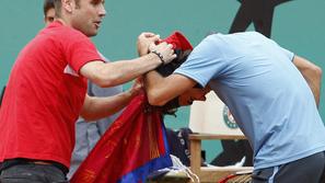 Takole se je lani Jimmy Jump spravil nad Rogerja Federerja. (Foto: Reuters)