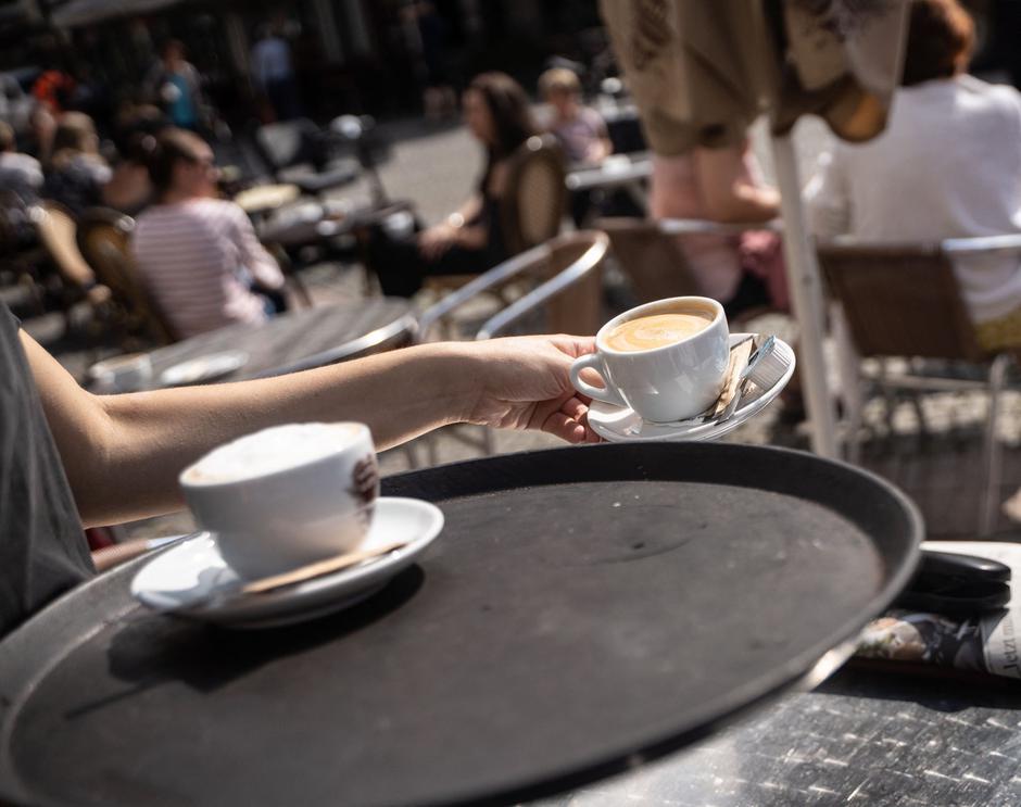 natakarica nese pladenj s kavo | Avtor: Profimedia