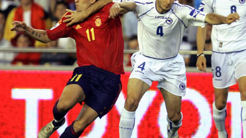 Emir Spahić v majici reprezentance BiH