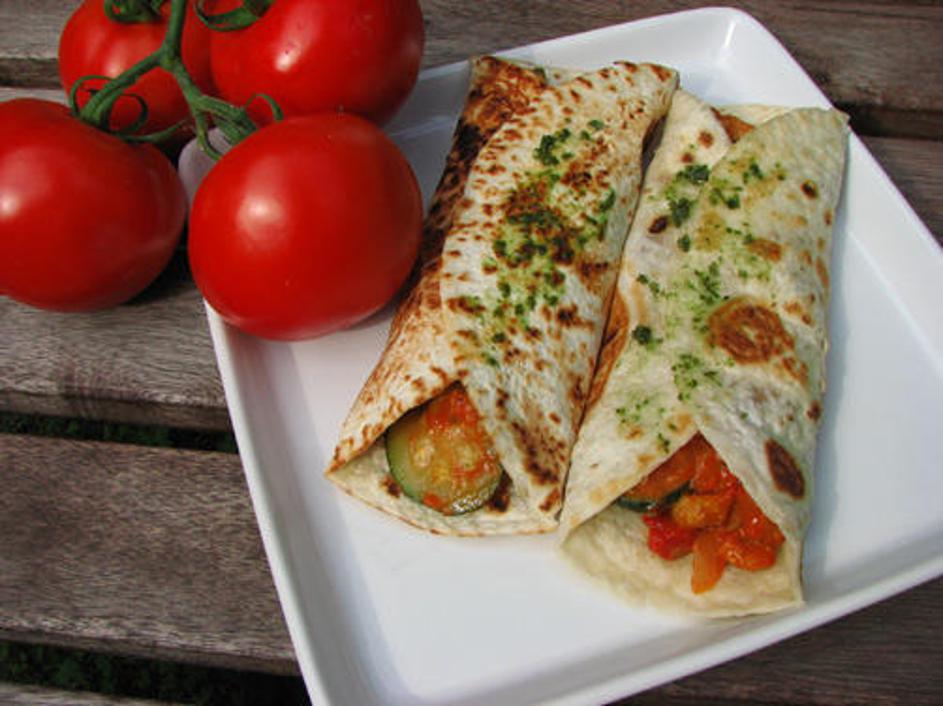 Ob tortiljah ponudite paradižnikovo solato.