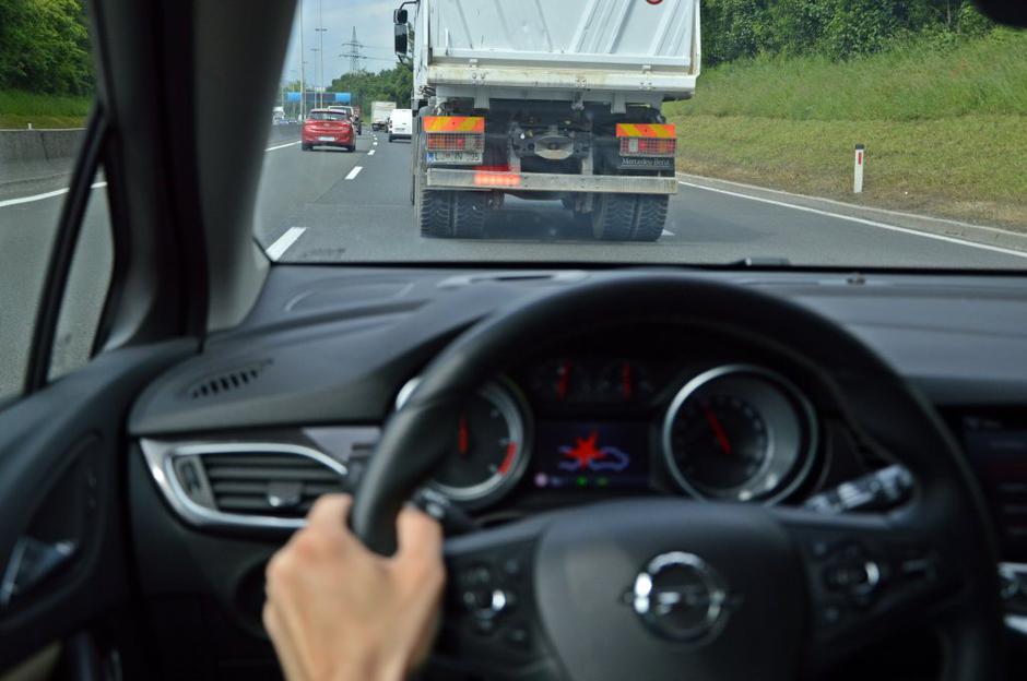 Opel astra in asistenčni sistemi | Avtor: Andrej Leban