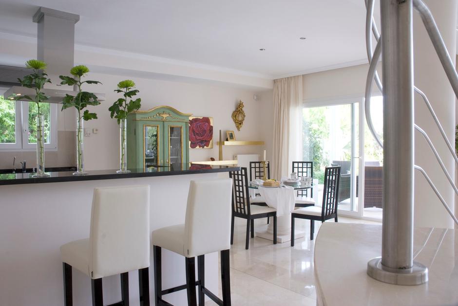 barski stoli, barska miza, oprema, kuhinja, dom | Avtor: Profimedia