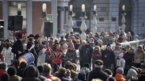 Branje poezije na Prešernovem trgu v Ljubljani.