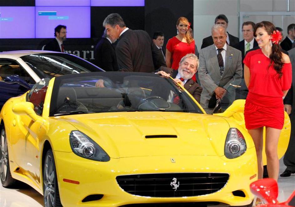 Brazilski predsednik Luiz Inacio Lula da Silva se je vsedel v ferrari california