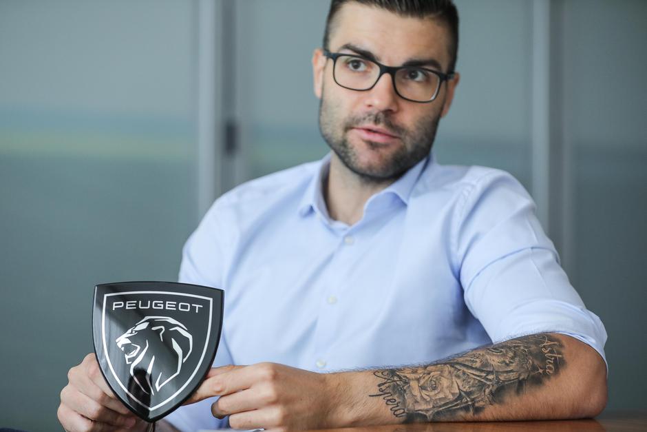 Peugeot logotip Hella | Avtor: Saša Despot