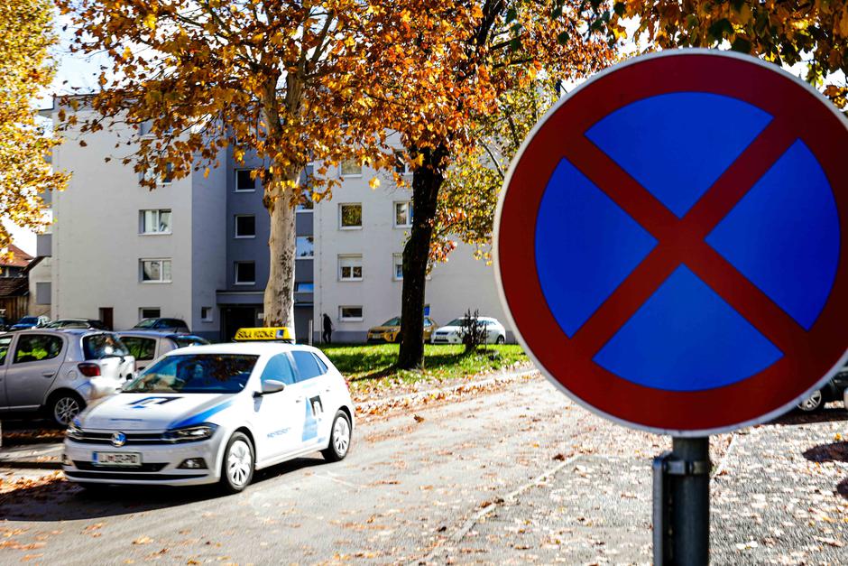 prepovedano parkiranje in ustavljanje, prometni znak | Avtor: Saša Despot