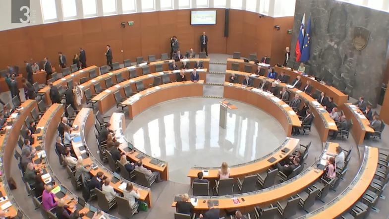 odhod poslancev SDS iz dvorane