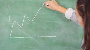 Ženska riše krivuljo na tablo