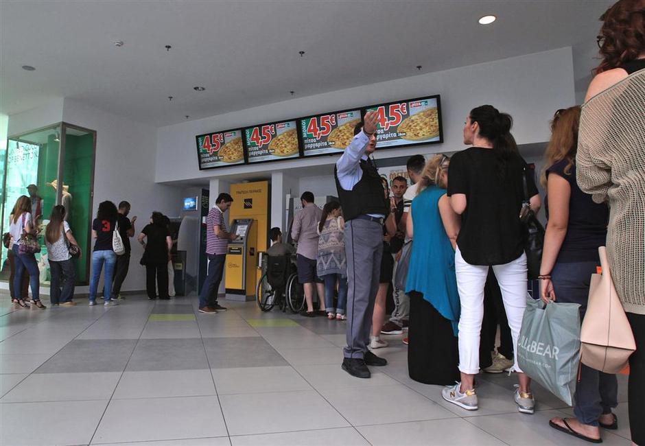 Vrsta pred bankomati v Grčiji | Avtor: EPA