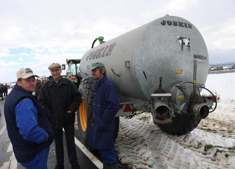kmetje dravsko polje protest zlivanje vode
