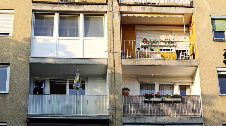 Slovenija 22.08.2013 zasteklen balkon, stanovanja, zasteklitev, blok, zgradba, s