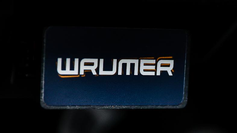 Wrumer, naprava za spreminjanje zvoka avtomobila v kabini