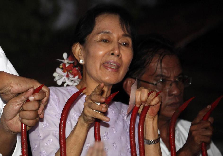 Su Čijeva je najprej pozdravila več sto podpornikov, ki so se zbrali pred njenim