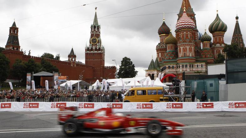 Kobayashi s ferrarijevim dirkalnikom v Moskvi.